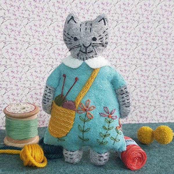 Mrs. Cat Loves Knitting Felt Craft Mini Kit