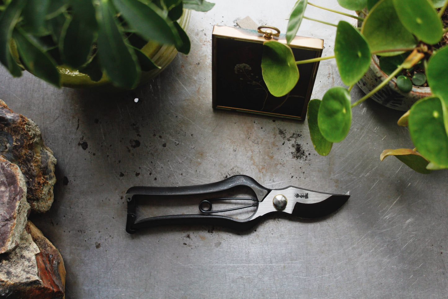 Japanese Bypass Pruner in a Leather Holder