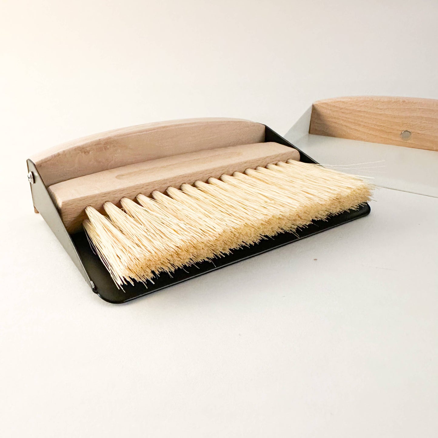 Plastic Free Natural Sisal Bristles Broom & Dust Pan - White