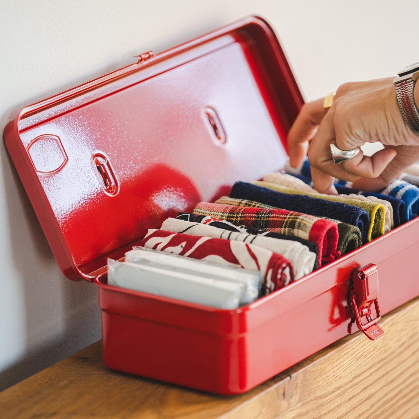 Toyo - Steel Toolbox with Top Handle and Flat Lid T-320 - Red