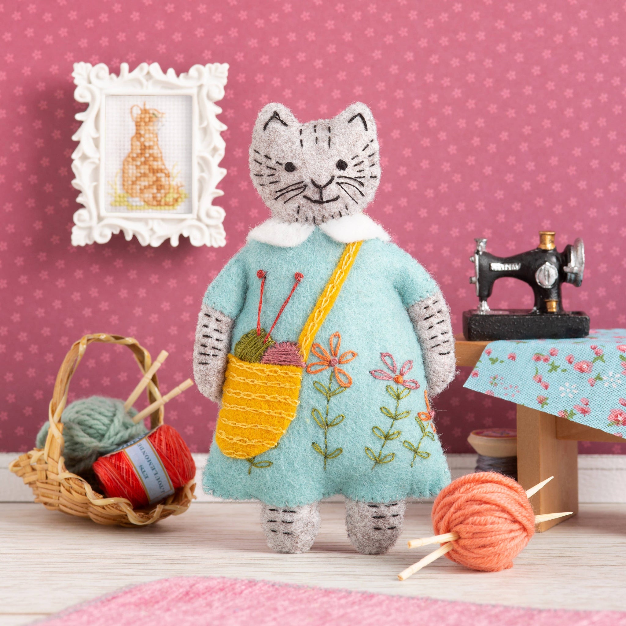 Mrs. Cat Loves Knitting Felt Craft Mini Kit